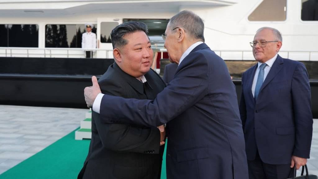 HANDOUT - Eine von der staatlichen nordkoreanischen Nachrichtenagentur KCNA zur Verfügung gestellte Aufnahme zeigt nach Angaben von KCNA Kim Jong Un, Machthaber von Nordkorea, während eines Treffens mit Sergej Lawrow, Außenminister von Russland. Foto: Uncredited/KCNA/KNS/dpa