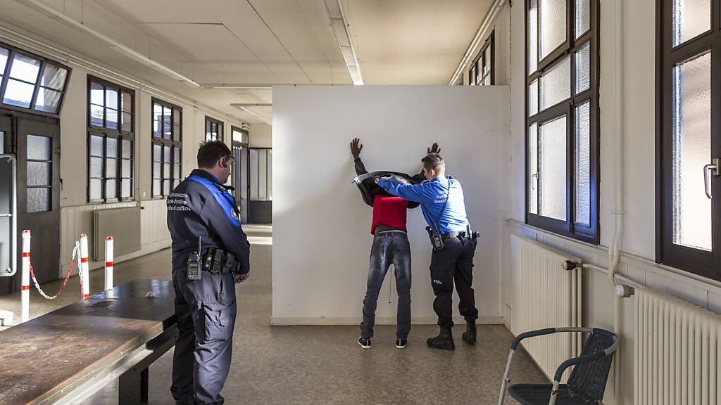 Stark kriminelle Asylsuchende und Ausländer sollen durch die Taskforce noch konsequenter inhaftiert werden. (Archivbild)