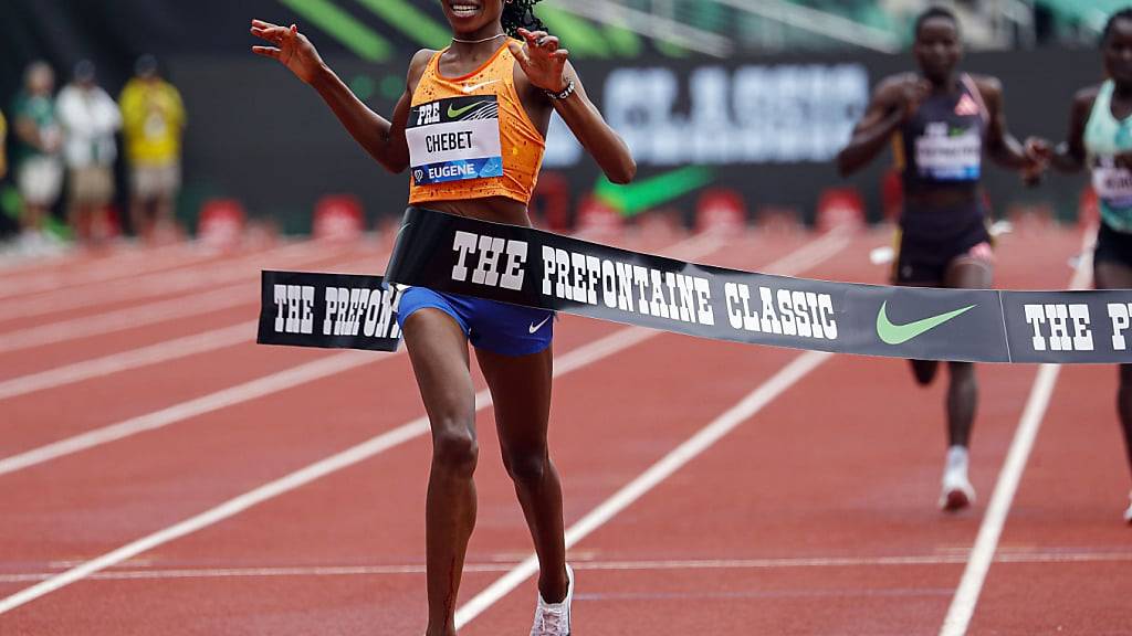 Beatrice Chebet läuft bei ihrem Weltrekordlauf mit drei Tempomacherinnen ins Ziel