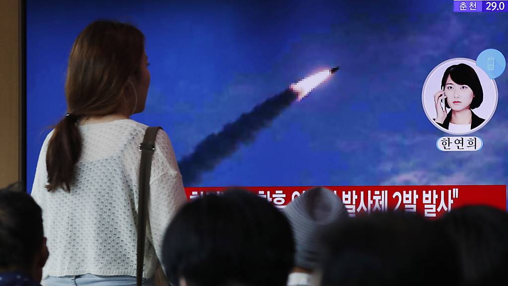 Menschen in Südkorea verfolgen Medienberichte über Raketentests im nördlichen Nachbarland Nordkorea. (Archivbild)