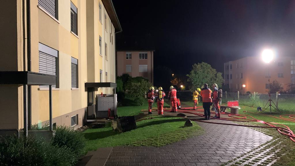 Kellerbrand: Feuerwehr evakuiert zwei Dutzend Bewohner