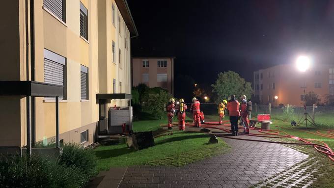 Kellerbrand: Feuerwehr evakuiert zwei Dutzend Bewohner