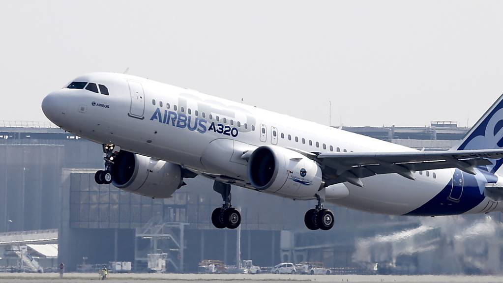 Der Flugzeugbauer Airbus streicht wegen Problemen beim Bau des Mittelstreckenjets A321neo seine Auslieferungspläne für das laufende Jahr zusammen, macht aber mehr Gewinn als erwartet. (Archiv)