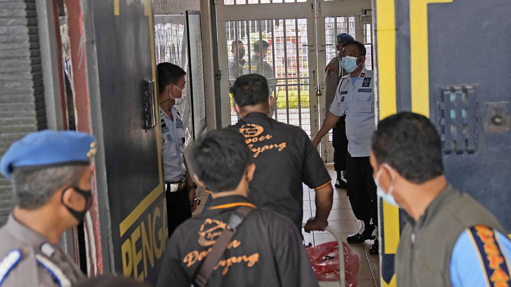 Bei einem Brand in dem Tangerang-Gefängnis in der Nähe der indonesischen Hauptstadt Jakarta sind mindestens 41 Häftlinge ums Leben gekommen und acht weitere schwer verletzt worden.