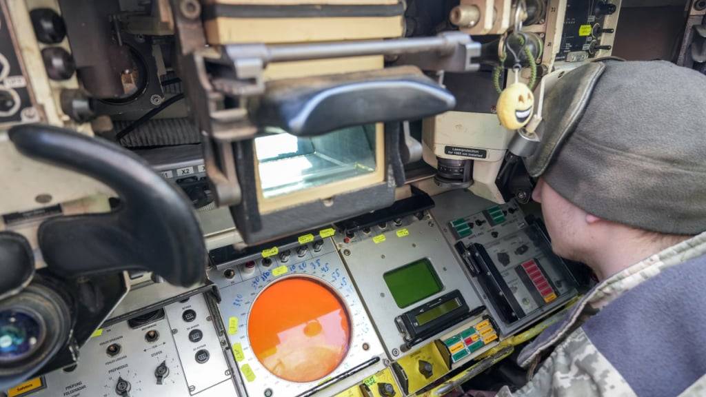 ARCHIV - Ein Gepard Flugabwehrkanonenpanzer steht mit seiner Besatzung in einer Stellung östlich von Odessa. Der von Deutschland gelieferte Panzer wird hier zur Abwehr von feindlichen Drohnen, Flugzeugen oder Hubschraubern eingesetzt. Foto: Kay Nietfeld/dpa (Archivbild)