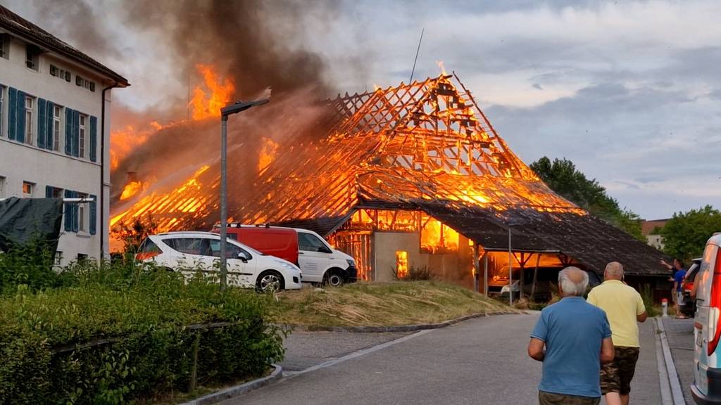 Feuer zerstört altes Bauernhaus