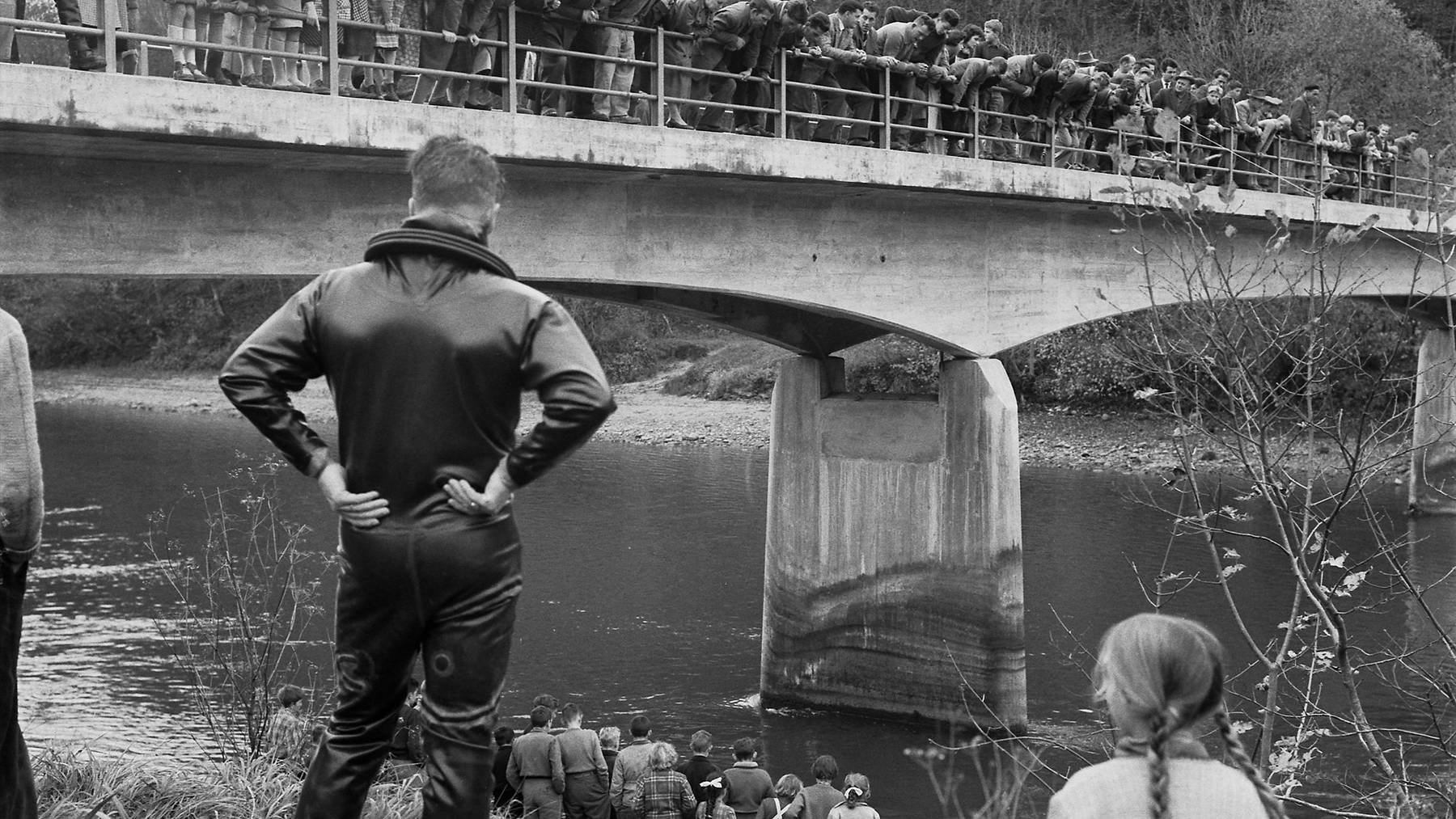 Suche nach der Leiche Peter Stadelmanns bei der Brücke zwischen Birmenstorf und Mülligen (AG).