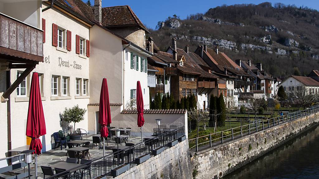 Im Kanton Jura müssen Restaurants neu bereits bereits um 22 Uhr schliessen.