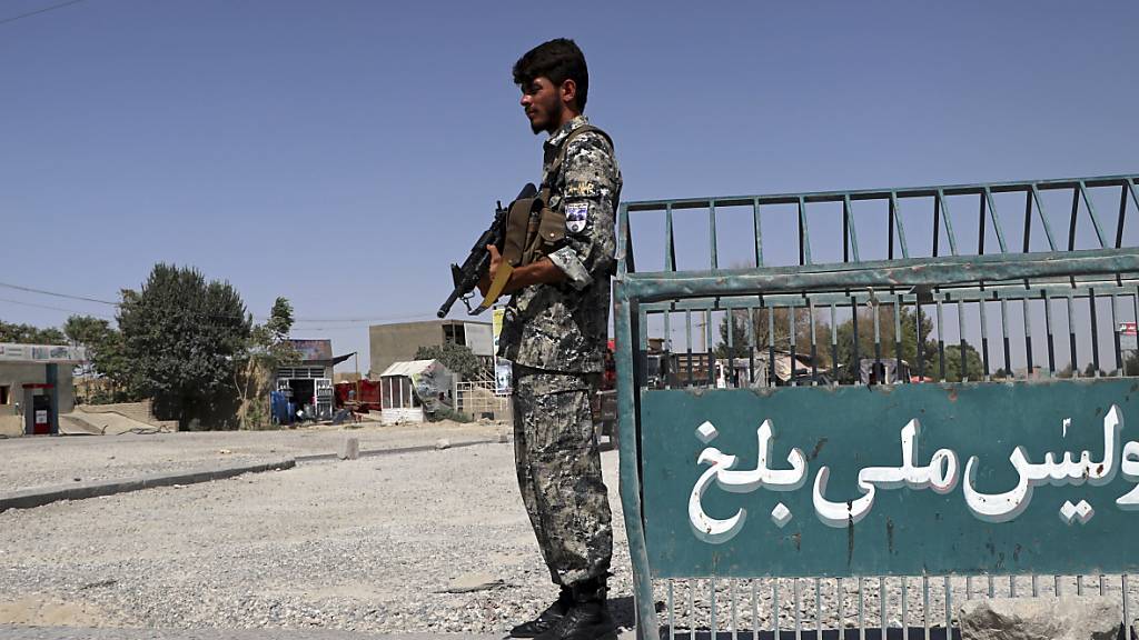Ein afghanischer Polizist steht am Stadtrand von Masar-i-Scharif Wache. Die militant-islamistischen Taliban nähern sich zunehmend der Stadt Masar-i-Scharif im Norden Afghanistans. Foto: Mirwais Bezhan/AP/dpa