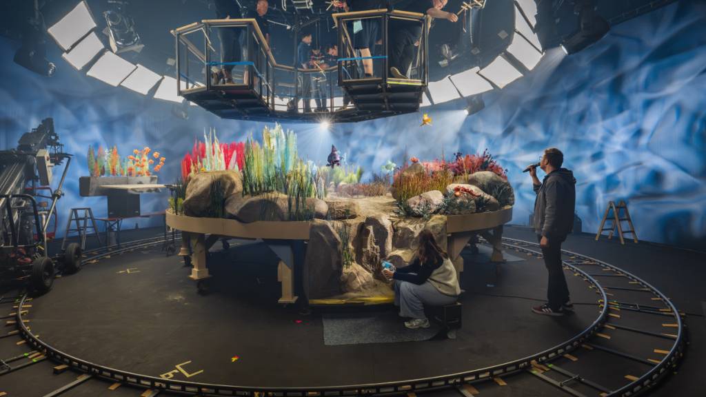 Hier wird der Kinderbuchklassiker verfilmt: Regisseur und Mitglied der Augsburger Puppenkiste, Florian Moch, mit seiner Crew am Set von «De Rägebogefisch».