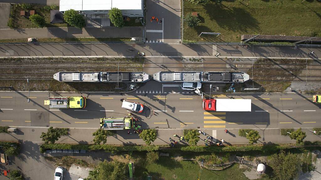 Bei einer Kollision zwischen einem Tram und einem Auto am Dienstagmorgen in Zürich wurde der Lenker des Autos verletzt.