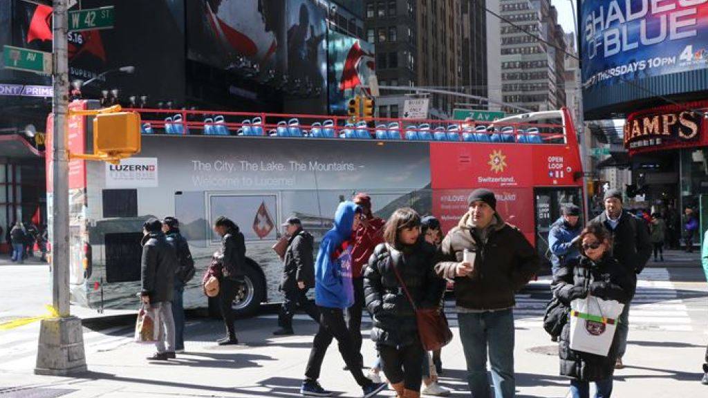 Die Schweiz zu Gast am New Yorker Times Square - mit dem Ziel, dass bald noch mehr US-Amerikaner die Schweiz besuchen. Die Werbeoffensive auf Bussen scheint zu fruchten.