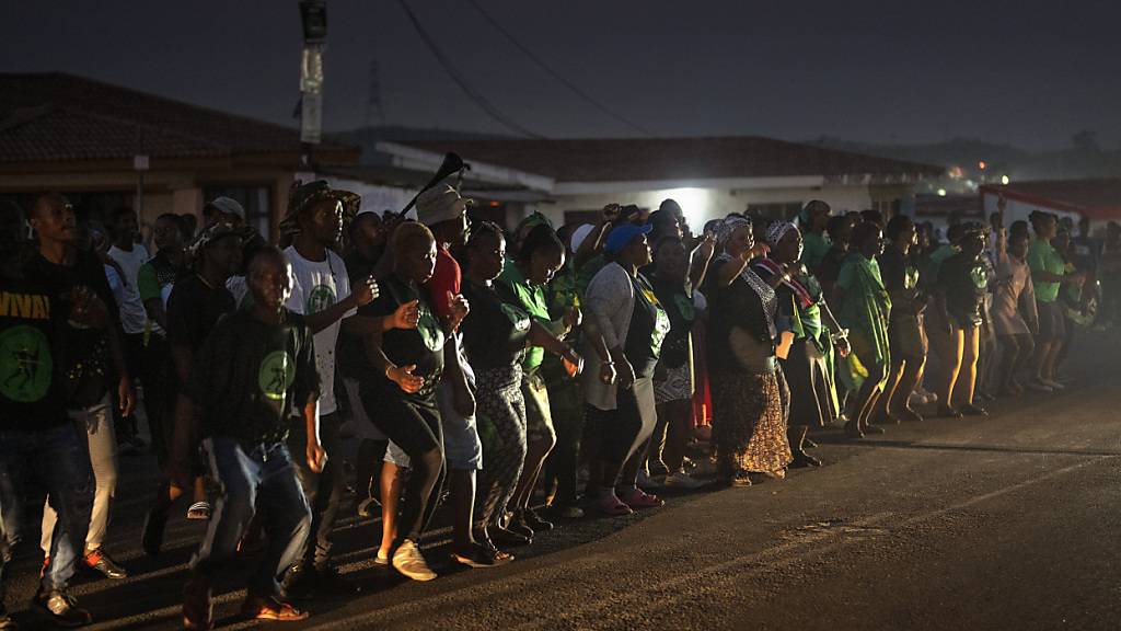 Anhänger der MK-Partei tanzen auf der Straße. Foto: Emilio Morenatti/AP/dpa
