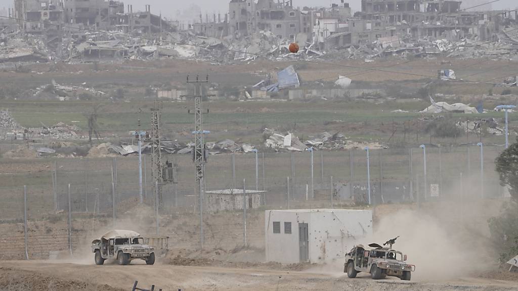 Fahrzeuge der israelischen Armee fahren in der Nähe der Grenze zum Gazastreifen im Süden Israels. Foto: Tsafrir Abayov/AP/dpa