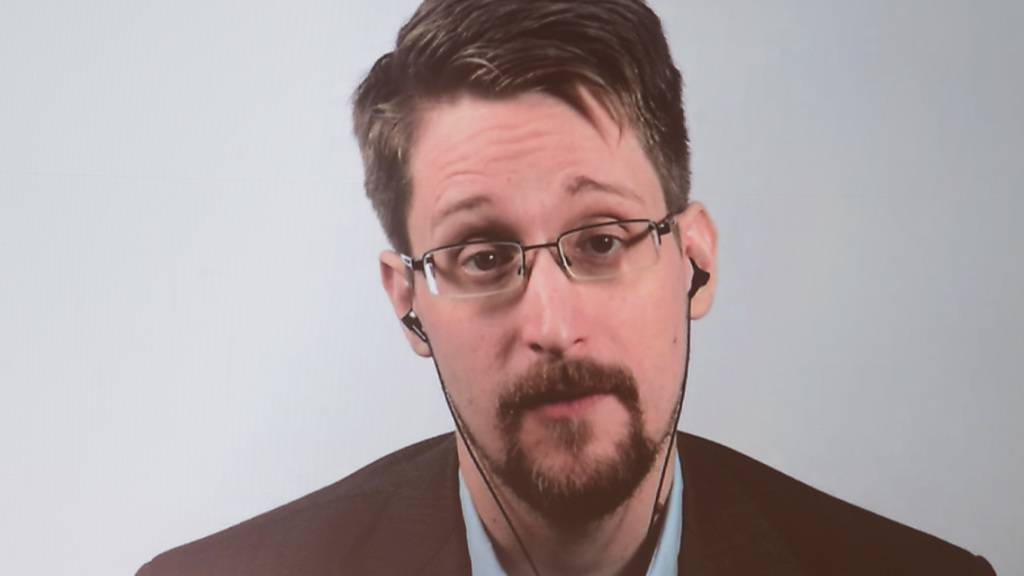 ARCHIV - Edward Snowden ist auf einer Video-Leinwand in der Urania zu sehen, während er bei einer Liveübertragung über sein Buch «Permanent Record: Meine Geschichte» spricht. Foto: Jörg Carstensen/dpa