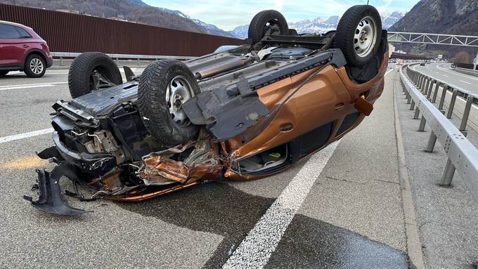Auto kracht in Sattelauflieger – Fahrer verletzt