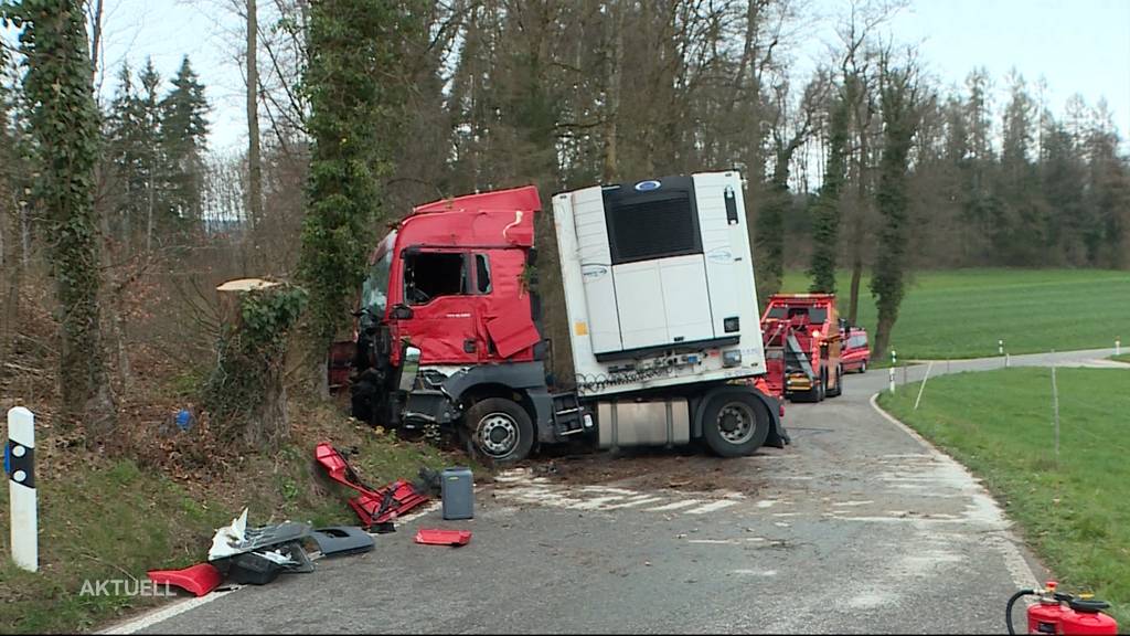 Ein Sattelmotorfahrzeug verunfallt in Niederbuchsiten 