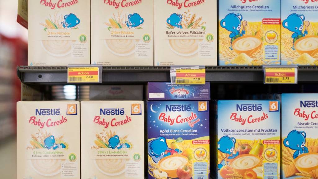 Public Eye wirft Nestlé vor, in Afrika überzuckerten Babybrei zu verkaufen, während der Nahrungsmittelriese in Europa vergleichbare Produkte ohne Zuckerzusatz anbiete. (Symbolbild)