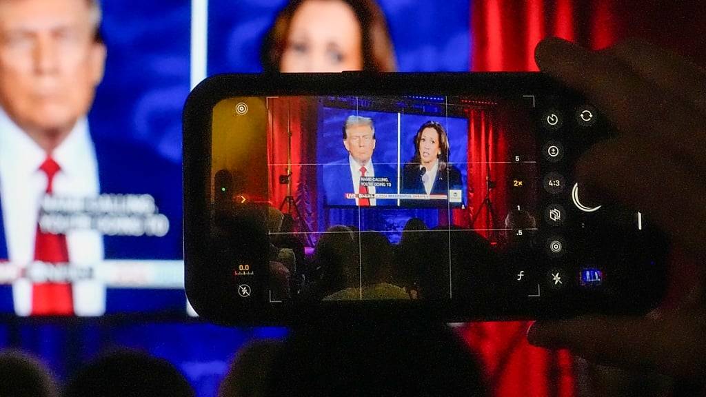 Die Präsidentschaftsdebatte zwischen dem republikanischen Präsidentschaftskandidaten und ehemaligen US-Präsidenten Donald Trump und der demokratischen Präsidentschaftskandidatin und US-Vizepräsidentin Kamala Harris. Foto: Morry Gash/AP/dpa