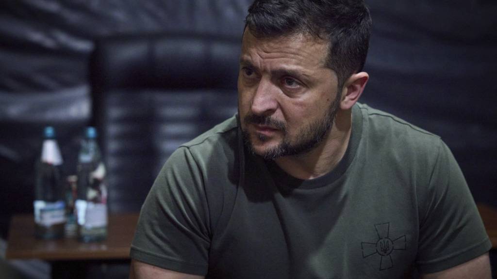 HANDOUT - Auf diesem vom Pressebüro des ukrainischen Präsidenten zur Verfügung gestellten Foto hört Wolodymyr Selenskyj, Präsident der Ukraine, während seines Besuchs im Hauptquartier der Brigaden an der Frontlinie Soldaten zu. Foto: Uncredited/Ukrainian Presidential Press Office/AP/dpa - ACHTUNG: Nur zur redaktionellen Verwendung und nur mit vollständiger Nennung des vorstehenden Credits