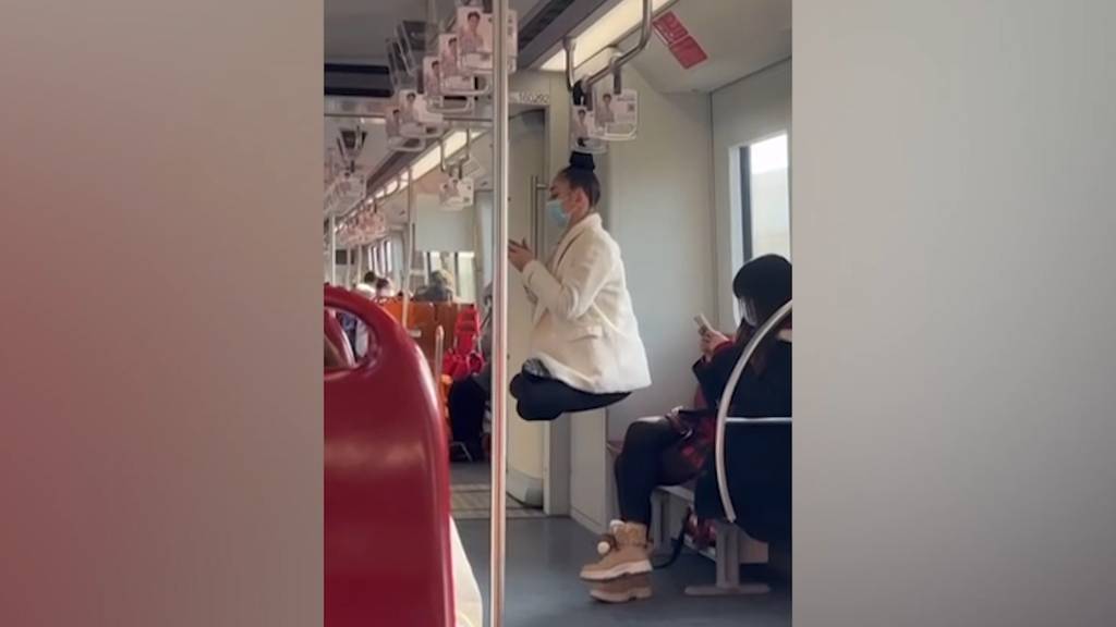 Magie oder Kunststück? - Frau schwebt durch chinesische U-Bahn