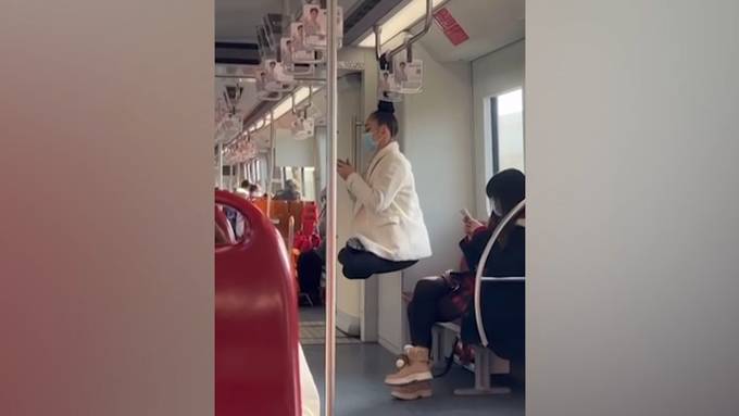 Magie oder Kunststück? Frau schwebt durch chinesische U-Bahn