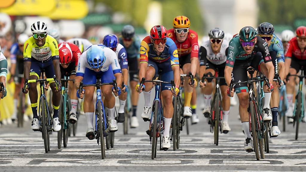 Jordi Meeus am rechten Bildrand hat  in letzten Etappe noch die grössten Kraftreserven