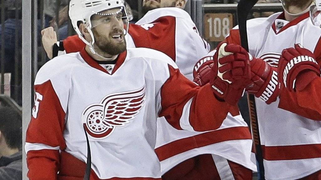 Aufatmen bei den Detroit Red Wings: Die Spieler um Riley Sheahan (li.) stehen zum 25. Mal in Folge in den NHL-Playoffs