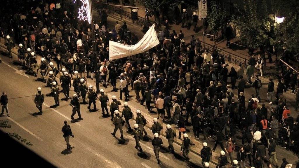Die Demonstranten zogen in Athen vor die amerikanische Botschaft und skandierten Parolen gegen die USA und die Polizei.