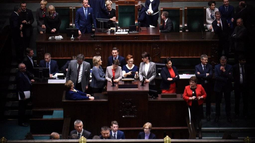 Polnische Parlamentsmitglieder im Plenarsaal - wegen einer politischen Krise verzögerte sich die Sitzung der Abgeordneten erneut.