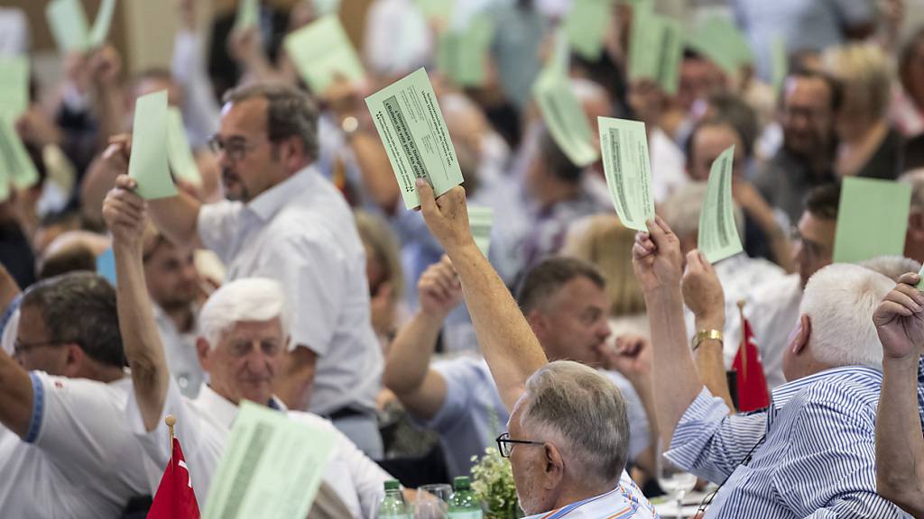 Ja oder Nein: Die SVP-Delegierten fassen an ihrer Versammlung in Aarau unter anderem die Abstimmungsparole zur Gesundheitsreform. (Archivbild)