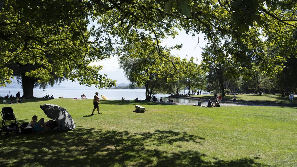 Personen geniessen die Sonne am Thunersee neben dem TCS Campingplatz Gwatt Thunersee, fotografiert am 6. September 2021 in Gwatt, Kanton Bern.