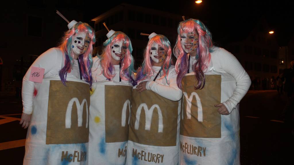 Verkleidet als Mc Flurry: Diese Damen haben sich nicht lumpen lassen beim Kostüm Basteln. (Bild: FM1Today/Fabienne Engbers)