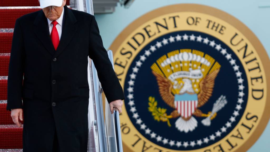 US-Präsident Donald Trump geht die Treppe der Air Force One bei seiner Ankunft auf der Joint Base Andrews, Maryland, hinunter. Foto: Luis M. Alvarez/AP/dpa