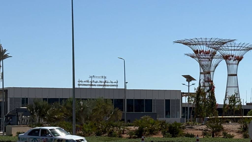 Ein Fahrzeug fährt vor dem Internationalen Konferenzzentrum vorbei, in dem israelische und Hamas-Vertreter am Mittwoch, 8. Oktober 2025, indirekte Gespräche führen werden. Foto: Uncredited/AP/dpa