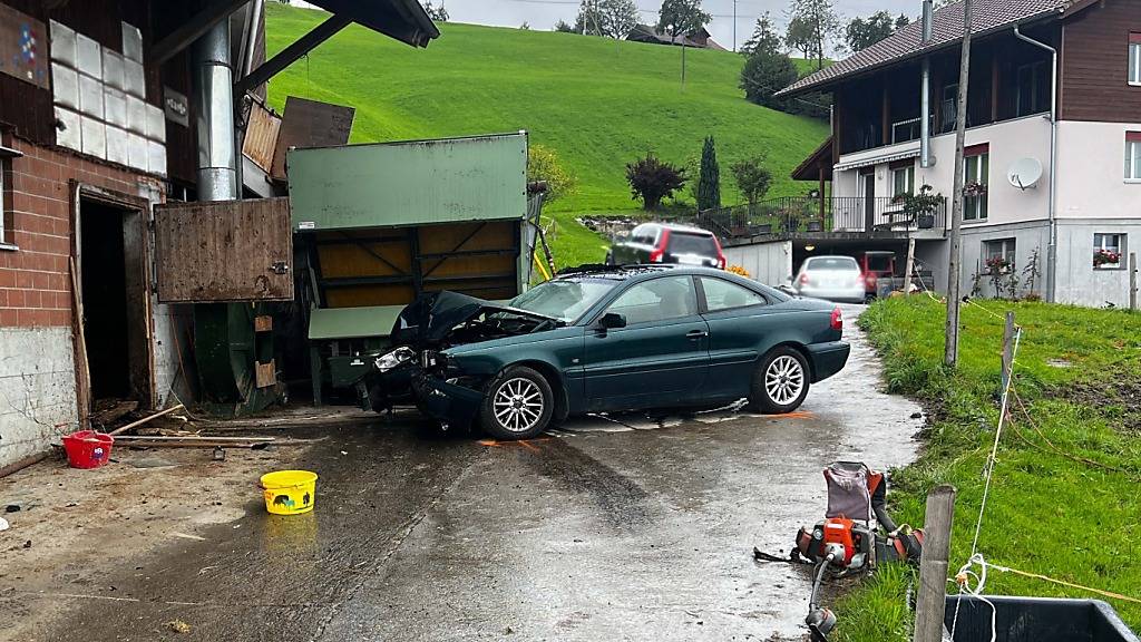 Autofahrerin verletzt sich bei einem Selbstunfall in Alpnach OW