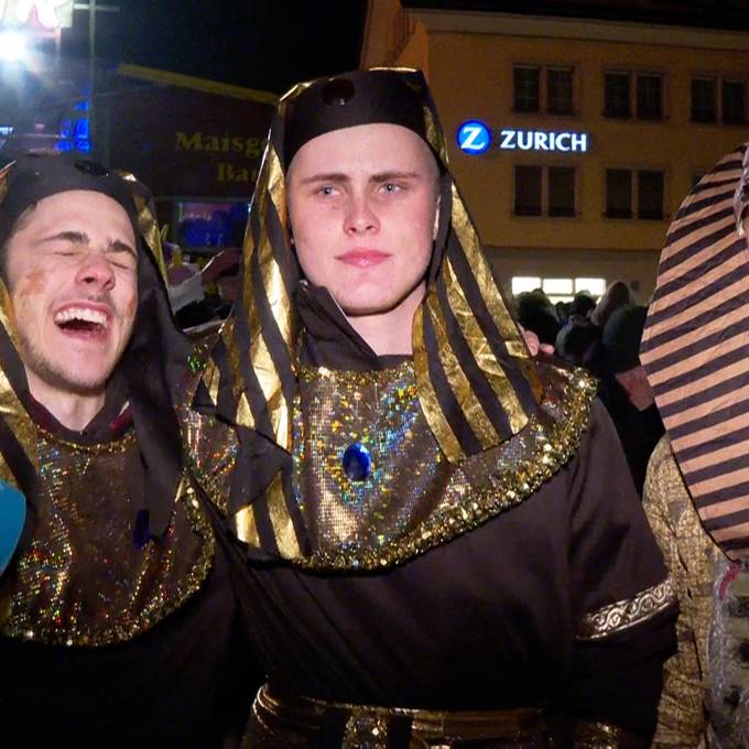 Fasnächtler und Partygänger feiern am Nachtumzug in Einsiedeln