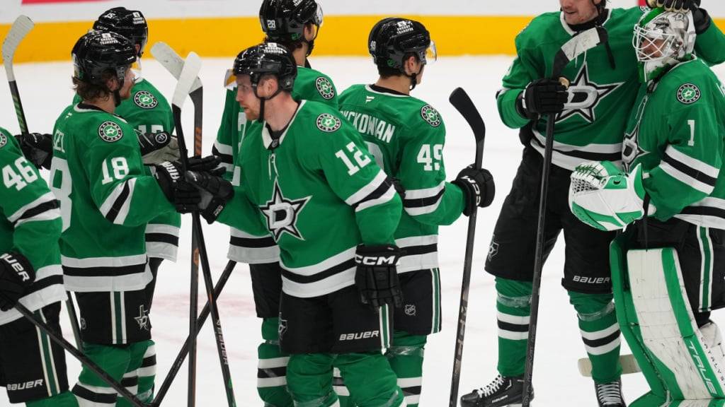 Die Dallas Stars mit Lian Bichsel (2.v.r.) bejubeln den neuesten Sieg gegen die Seattle Kraken