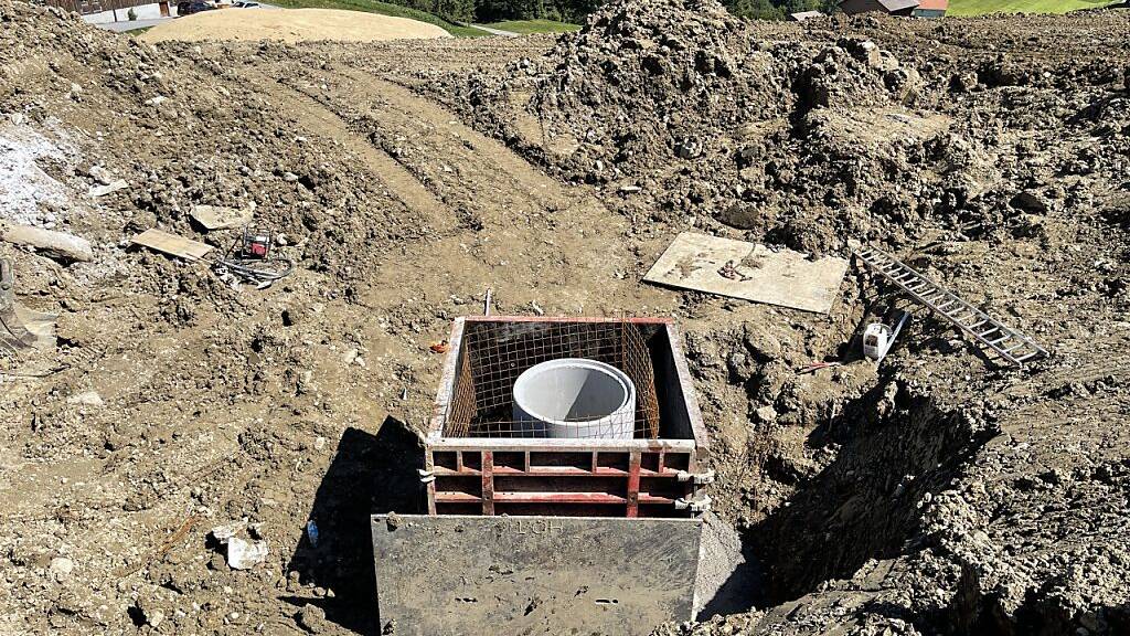 Bauarbeiter von Eisenplatte begraben – schwere Hüftverletzungen