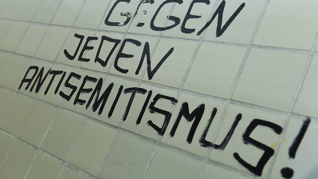 ARCHIV - Der Spruch «Gegen jeden Antisemitismus!» prangt an einer Toilettenwand. Foto: Arne Dedert/dpa