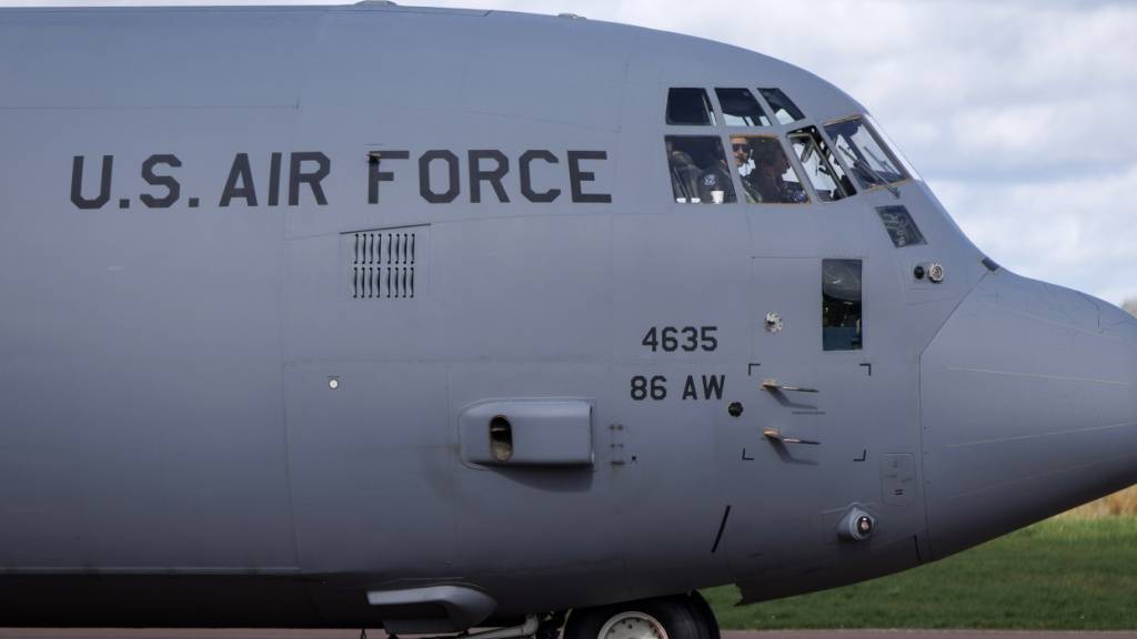 Das Neutralitätsrecht verbietet Überflüge von Konfliktparteien mit militärischem Zweck über die Schweiz. (Archivbild eines US-Militärtransportflugzeuges)