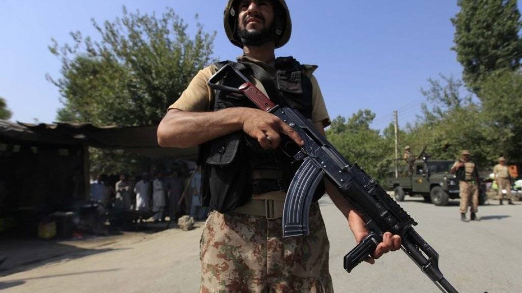 Ein Mitglied der pakistanischen Sicherheitskräfte bei Peshawar. Nach einer mehr als eineinhalbjährigen Phase der Ruhe erlebt Pakistan in den vergangen Wochen wieder eine Serie schwerer Anschläge.