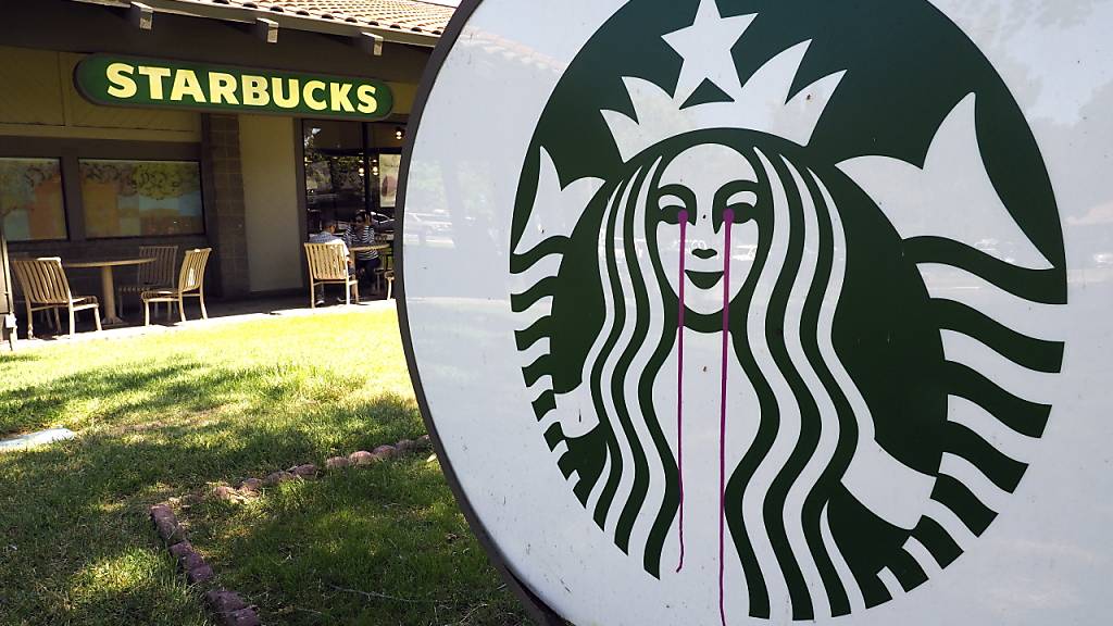 Die Coronavirus-Krise hat den Starbucks-Konzern vollkommen im Griff - die Umsätze brechen einfach weg. (Archivbild)