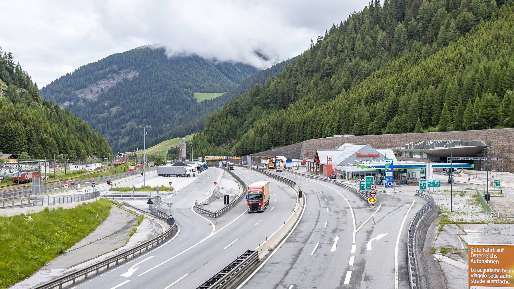 Der europäische Güterverkehr rollt zusehends über den Brenner – zum Unmut österreichischer Umweltschützer.