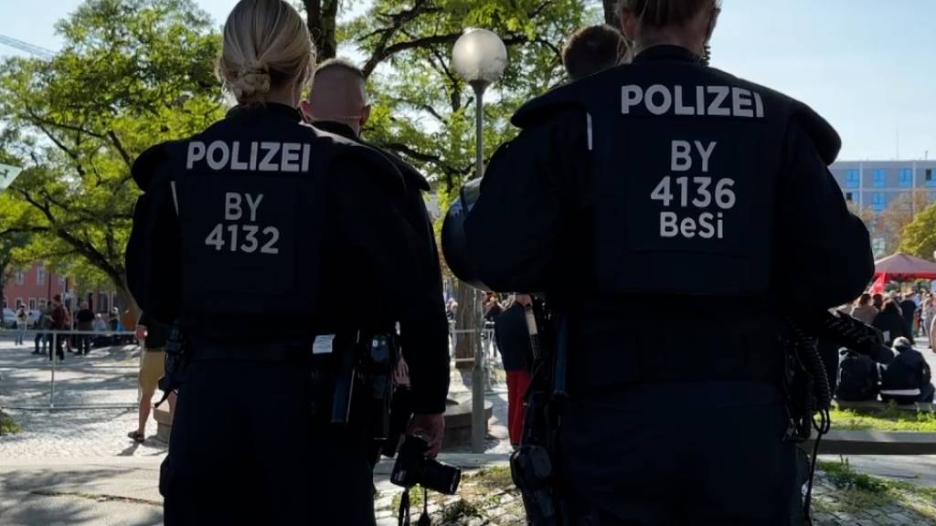 Polizei sichert eine Wahlkampfkundgebung der Afd in Ingolstadt sowie Gegendemonstrationen. Der AfD-Bundesvorsitzende Tino Chrupalla ist während einer Wahlkampfveranstaltung in Ingolstadt ins Krankenhaus eingeliefert worden. Foto: News5/NEWS5/dpa