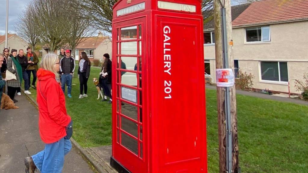 HANDOUT - Dieses undatierte von der BT Group zur Verfügung gestellte Foto zeigt eine für Großbritannien typische rote Telefonzelle. Insgesamt stünden derzeit rund 1000 Telefonzellen zur «Adoption» bereit, teilte BT mit. Foto: Bt Group/PA Media/dpa - ACHTUNG: Nur zur redaktionellen Verwendung und nur mit vollständiger Nennung des vorstehenden Credits