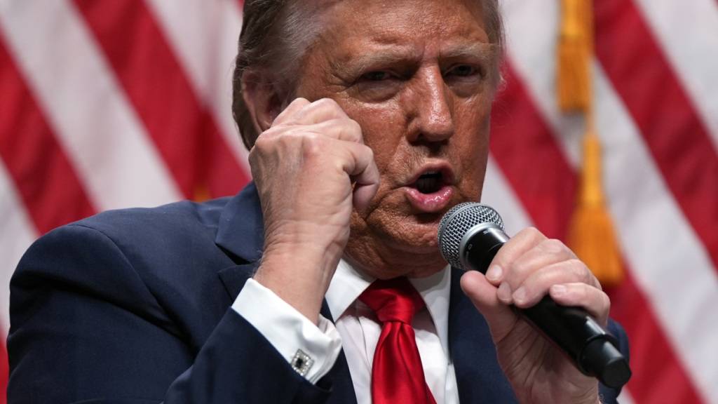 Der republikanische Präsidentschaftskandidat und frühere US-Präsident Donald Trump spricht während einer Show der Tucker Carlson Live Tour in der Desert Diamond Arena. Foto: Julia Demaree Nikhinson/AP/dpa