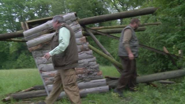 Tierschützer zerschlagen Hochsitze von Jägern