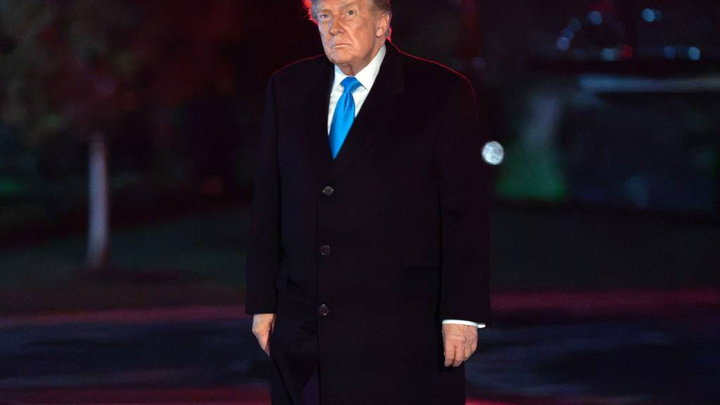 Präsident Donald Trump geht bei seiner Ankunft im Weißen Haus in Washington über den South Lawn. Foto: Jose Luis Magana/FR159526 AP/AP/dpa