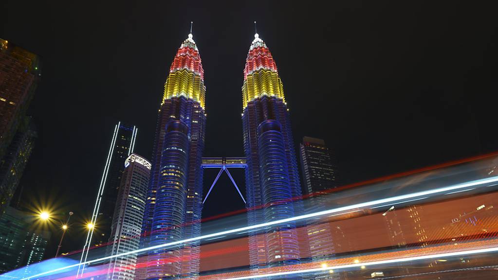 dpatopbilder - Die Petronas-Zwillingstürme in Kuala Lumpur. Foto: Vincent Thian/AP/dpa